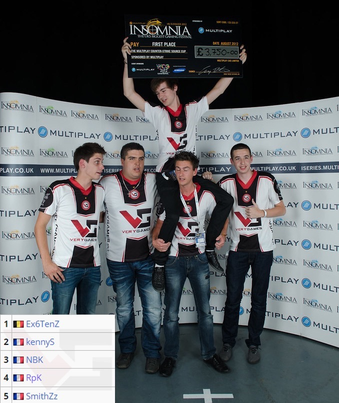 资讯主播躲车里瑟瑟发抖，以为是个菜鸟，结果出来瞬间清场