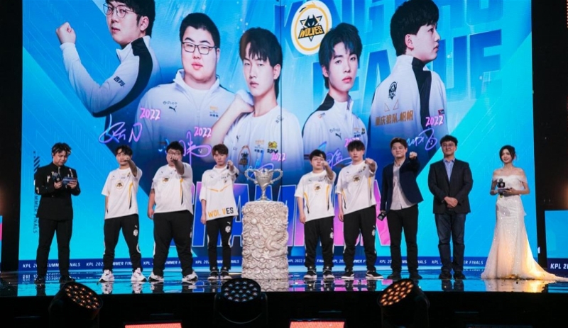 LGD Gaming 正式发布了玩家祝福视频：蛇年已经到来， Dragon 和 Phoenix 是吉祥的。